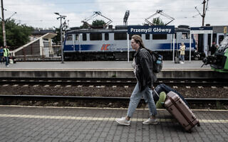 פליטים אוקראינים חוזרים לאוקראינה, תחנת הרכבת פשמישל, יוני 2022 (צילום: גילעד שדה)