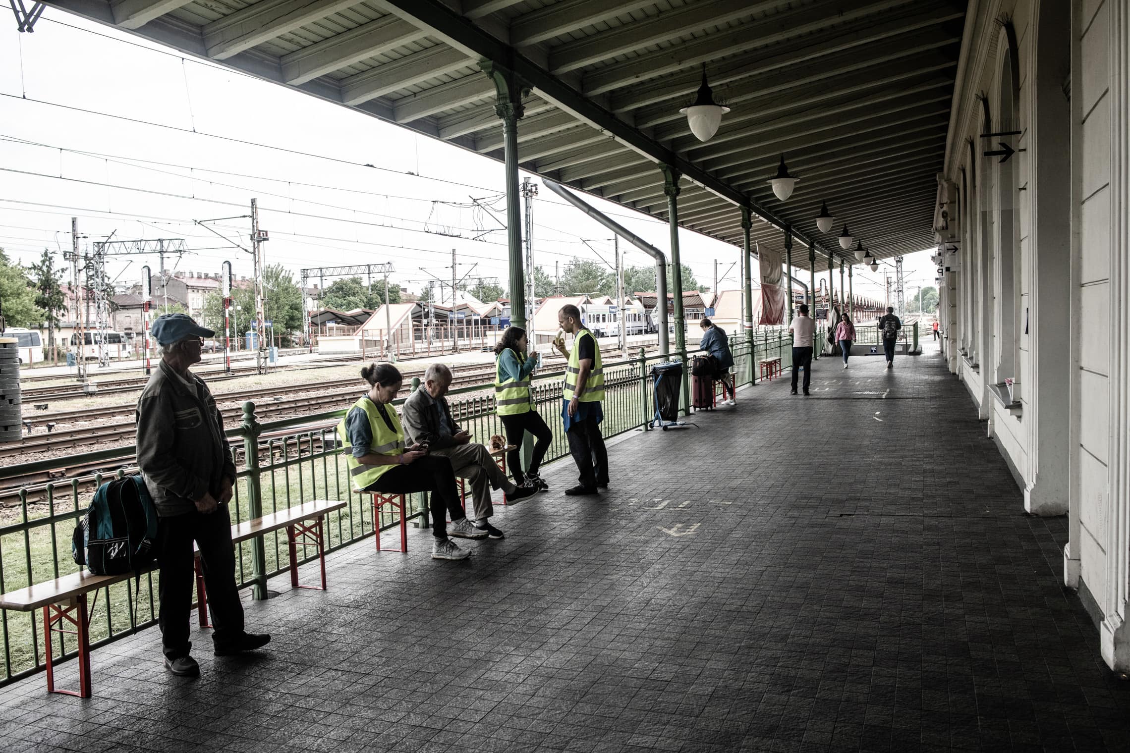 מתנדבים בתחנת הרכבת בפשמישל, יוני 2022 (צילום: גילעד שדה)