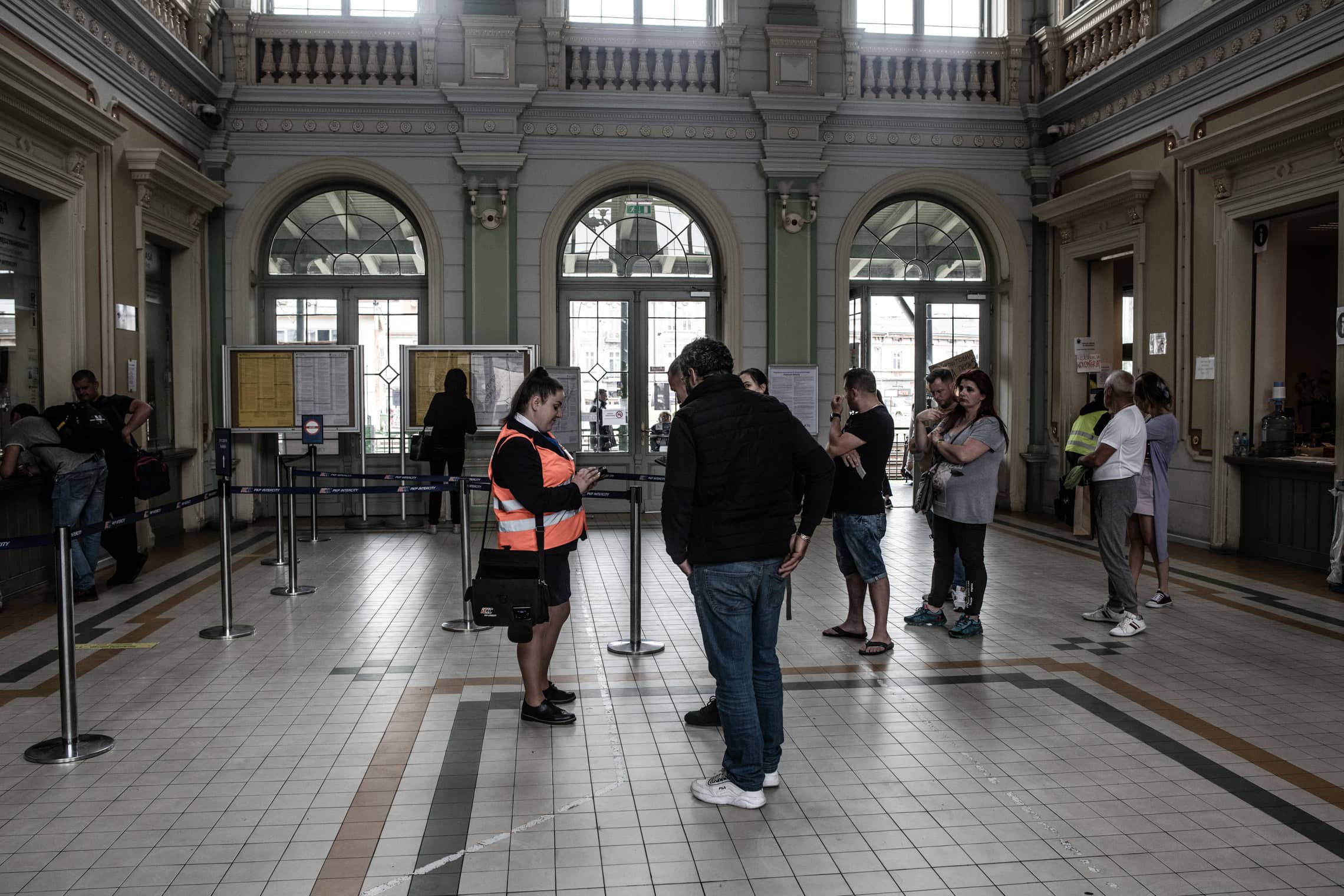 אולם הנוסעים הראשי בתחנת הרכבת בפשמישל, יוני 2022 (צילום: גילעד שדה)