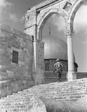 צנחן עולה במדרגות המובילות להר הבית בירושלים, 8 ביוני 1967 (צילום: עיתון במחנה, ארכיון צה&quot;ל, משרד הביטחון)