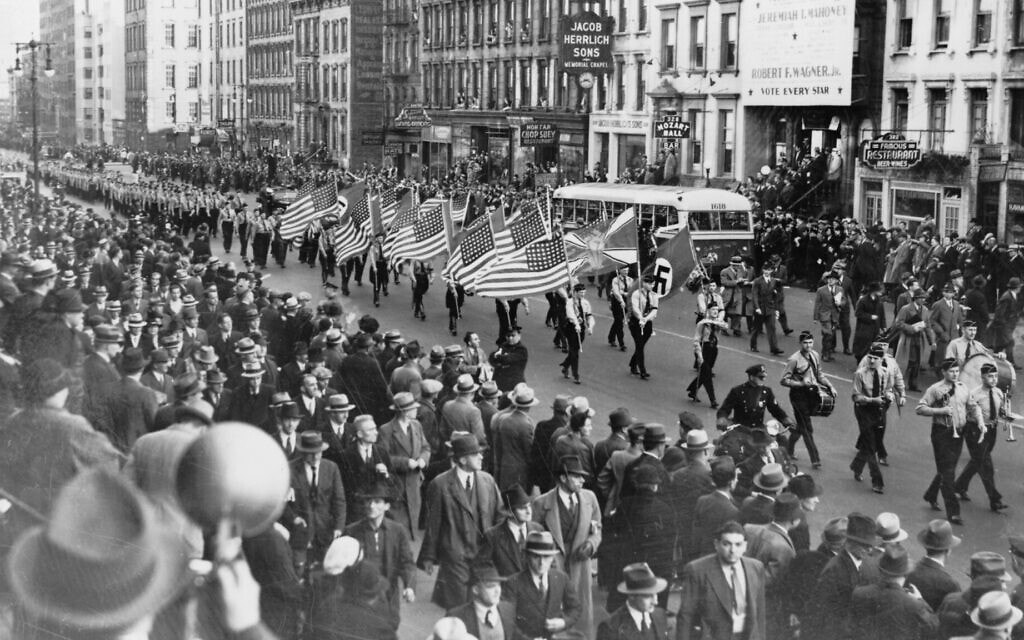 חברי האיגוד הגרמני־אמריקאי מניפים דגל צלב קרס וצועדים בניו יורק (צילום: Library of Congress)