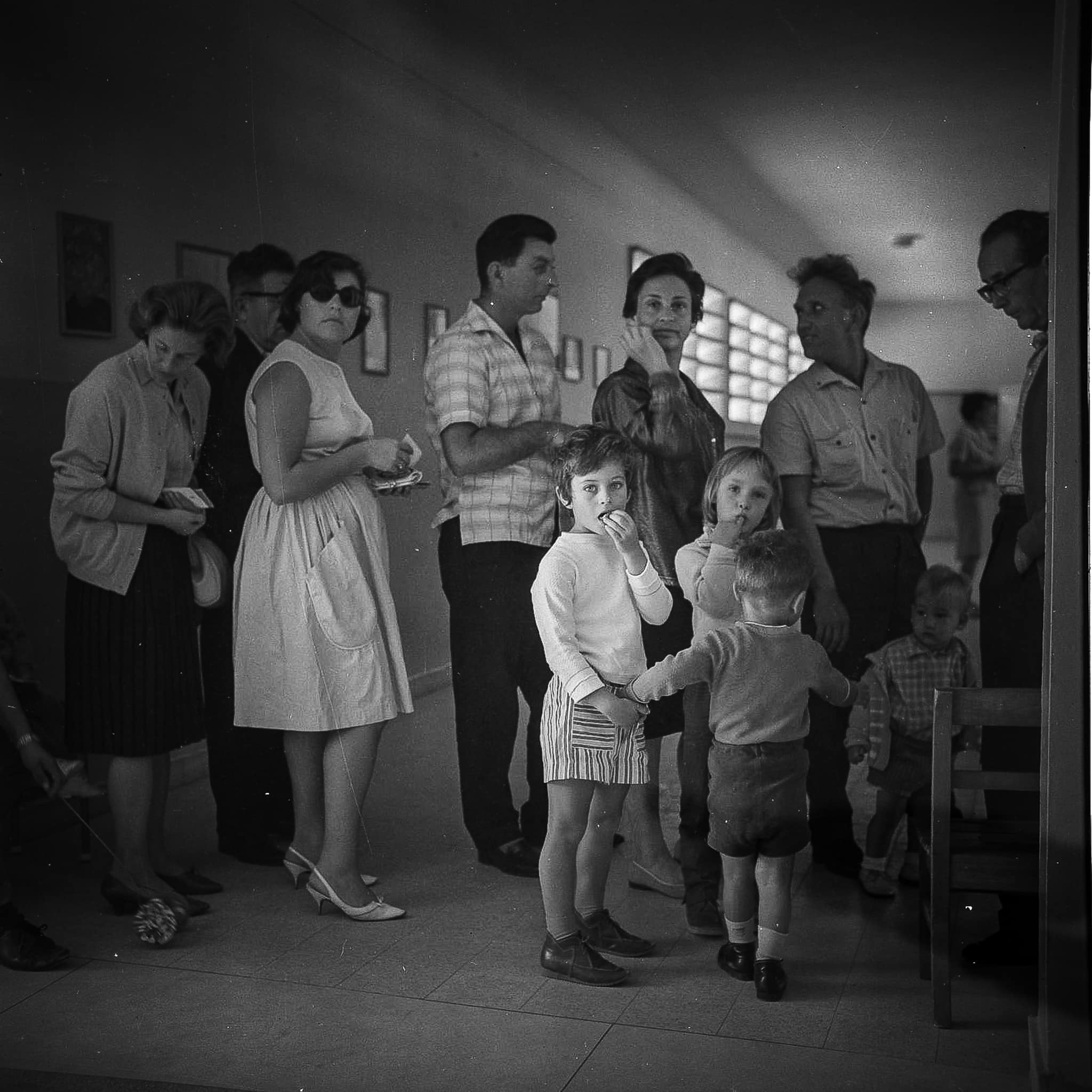 מצביעים וילדיהם עומדים בתור להצביע בקלפי בבחירות לכנסת השישית, 2 בנובמבר 1965 (צילום: ארכיון בוריס כרמי, אוסף מיתר, הספרייה הלאומית)