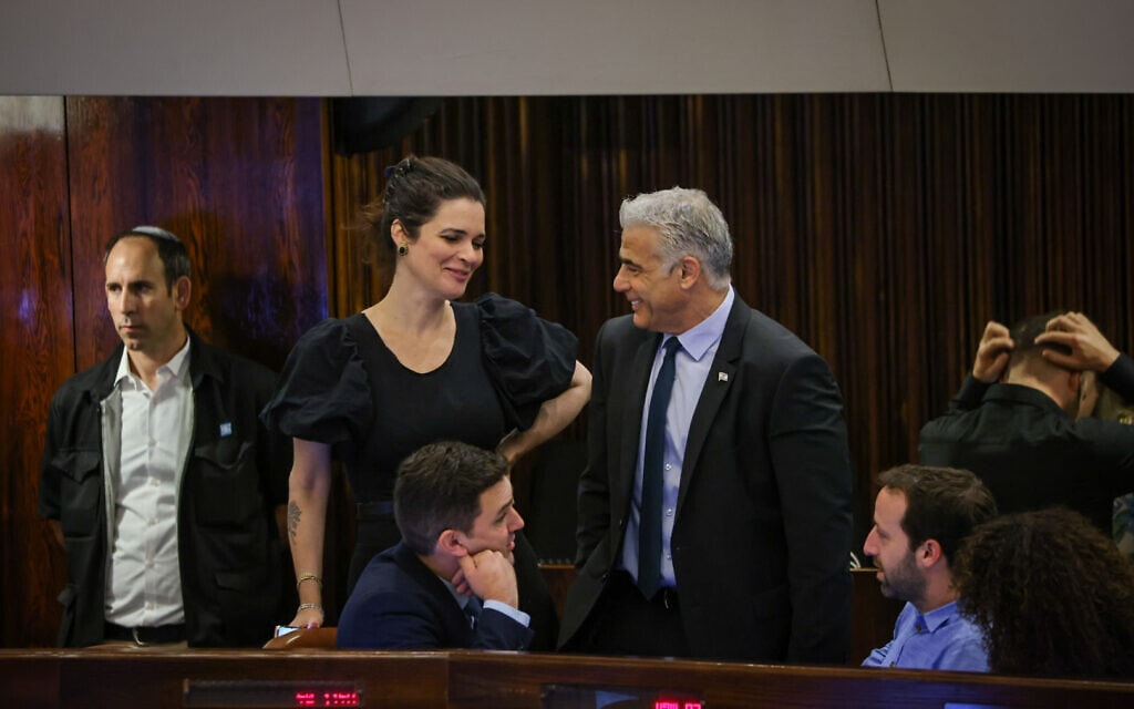יאיר לפיד ואמילי מואטי לקראת ההצבעה על פיזור הכנסת, 30 ביוני 2022 (צילום: נועם מושקוביץ, דוברות הכנסת)