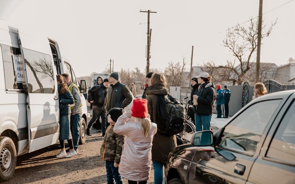 פליטים שמצטרפים לשיירת החילוץ נאספים בירוסלבקה, אוקראינה, 20 במרץ 2022 (צילום: Klara Lisinski/ Dorcas Kauffman)