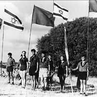 נערים ונערות במחנה השומר הצעיר, משמר הדגל (צילום: בצלאל לב, ארכיון קבוץ גן שמואל, פיקוויקי)