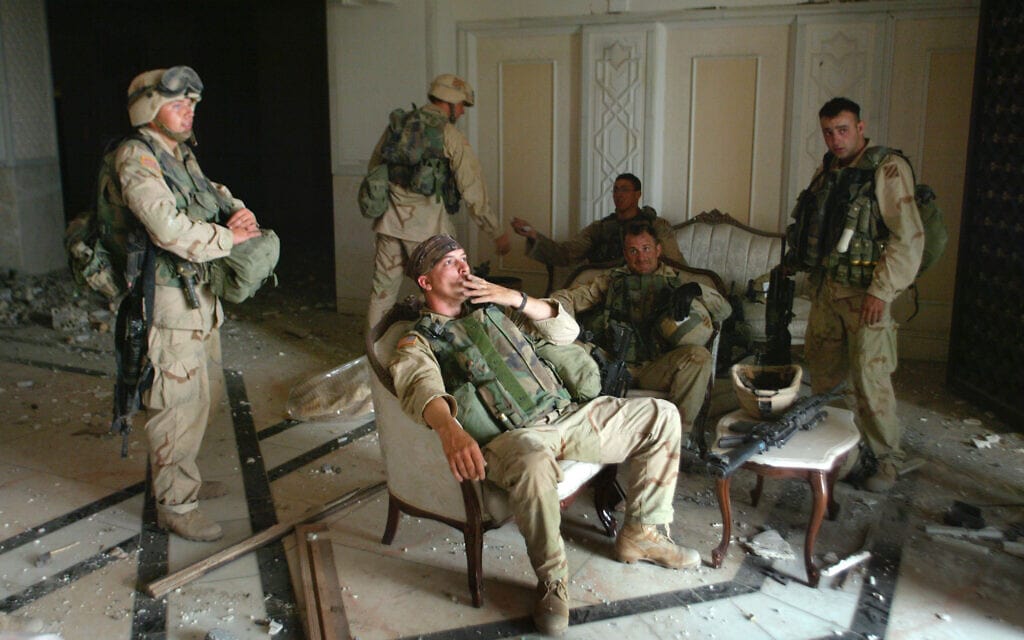 חיילי צבא ארה&quot;ב בעיראק ב-2003 (צילום: AP Photo/John Moore)