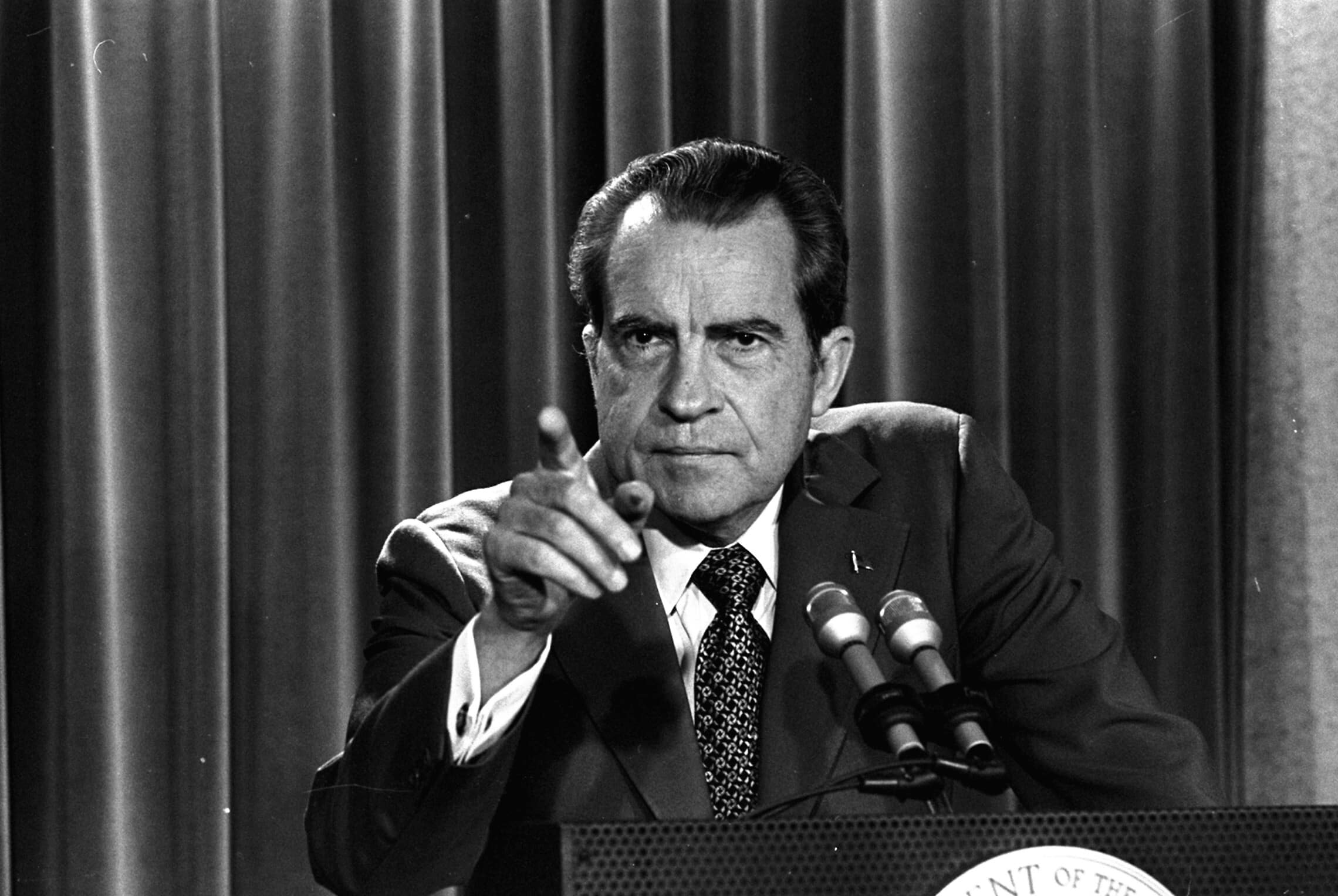 ריצ&#039;רד ניקסון במסיבת עיתונאים בבית הלבן, מצהיר שלא יאפשר ליועץ המשפטי של הבית הלבן ג&#039;ון דין להעיד בפני ועדת החקירה של הסנאט בפרשת ווטרגייט, 15 במרץ 1973 (צילום: AP Photo/Charles Tasnadi)