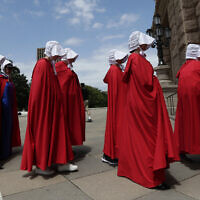 מחאה נגד הגבלת הפלות בארה"ב בהשתתפות נשים המחופשות לנשות גלעד (צילום: AP Photo/Eric Gay)