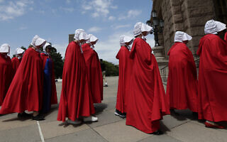 מחאה נגד הגבלת הפלות בארה"ב בהשתתפות נשים המחופשות לנשות גלעד (צילום: AP Photo/Eric Gay)