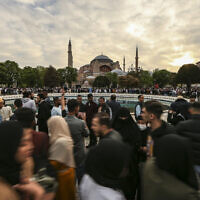 מתפללים בדרכם למסגד איה סופיה באיסטנבול, 2 במאי 2022 (צילום: Emrah Gurel, AP)