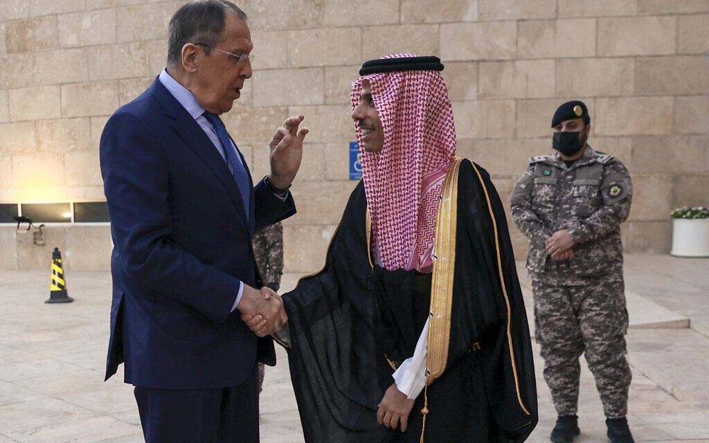 שר החוץ של ערב הסעודית, הנסיך פייסל בן פרחאן, מקבל את פניו של שר החוץ של רוסיה סרגיי לברוב בריאד, 31 במאי 2022 (צילום: Russian Foreign Ministry Press Service via AP)