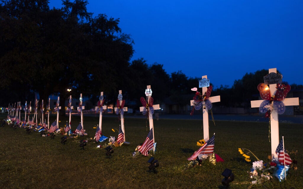 צלבים מחוץ לבית הספר היסודי רוב, ביובלדי שבטקסס, שם טבח יורה צעיר ב-21 ילדים ומורים, 24 במאי, 2022 (צילום: AP Photo/Jae C. Hong)
