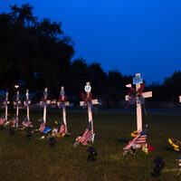 צלבים מחוץ לבית הספר היסודי רוב, ביובלדי שבטקסס, שם טבח יורה צעיר ב-21 ילדים ומורים, 24 במאי, 2022 (צילום: AP Photo/Jae C. Hong)