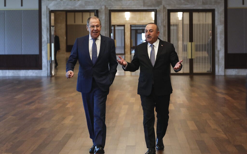 שר החוץ הטורקי מבלוט צ&#039;בושולו ושר החוץ הרוסי סרגיי לברוב באנקרה, 8 ביוני 2022 (צילום: AP Photo/Burhan Ozbilici)