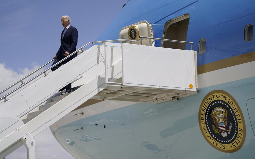 נשיא ארצות הברית ג'ו ביידן על כבש מטוס האייר פורסט ואן בניו מקסיקו, 11 ביוני 2022 (צילום: Evan Vucci, AP)