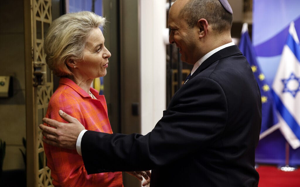 ראש הממשלה נפתלי בנט נפגש עם נשיאת נציבות האיחוד האירופי, אורסולה פון דר ליין,8 ביוני 2022 (צילום: Amir Cohen/Pool Photo via AP)