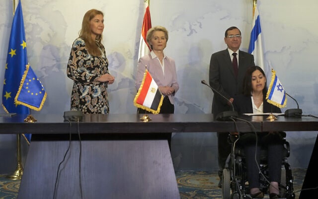 קארין אלהרר מישראל בחתימה על הסכם הגדלת מכירות הגז הנוזלי לאירופה במצרים, במעמד טארק אל-מולא המצרי, אורסולה וון דר ליין מהאיחוד האירופי, וקדרי סימסון מהאיחוד האירופי, בקהיר, מצרים, 15 ביוני 2022 (צילום: AP Photo/Amr Nabil)