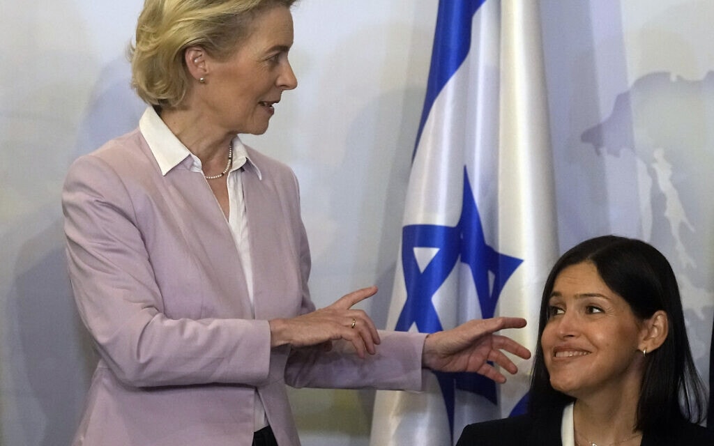 שרת האנרגיה קארין אלהרר עם נשיאת נשיאת נציבות האיחוד האירופי, אורסולה פון דר ליין, בקהיר, מצרים, 15 ביוני 2022 (צילום: AP Photo/Amr Nabil) שרת האנרגיה קארין אלהרר עם נשיאת נשיאת נציבות האיחוד האירופי, אורסולה פון דר ליין, בקהיר, מצרים, 15 ביוני 2022 (צילום: AP Photo/Amr Nabil)