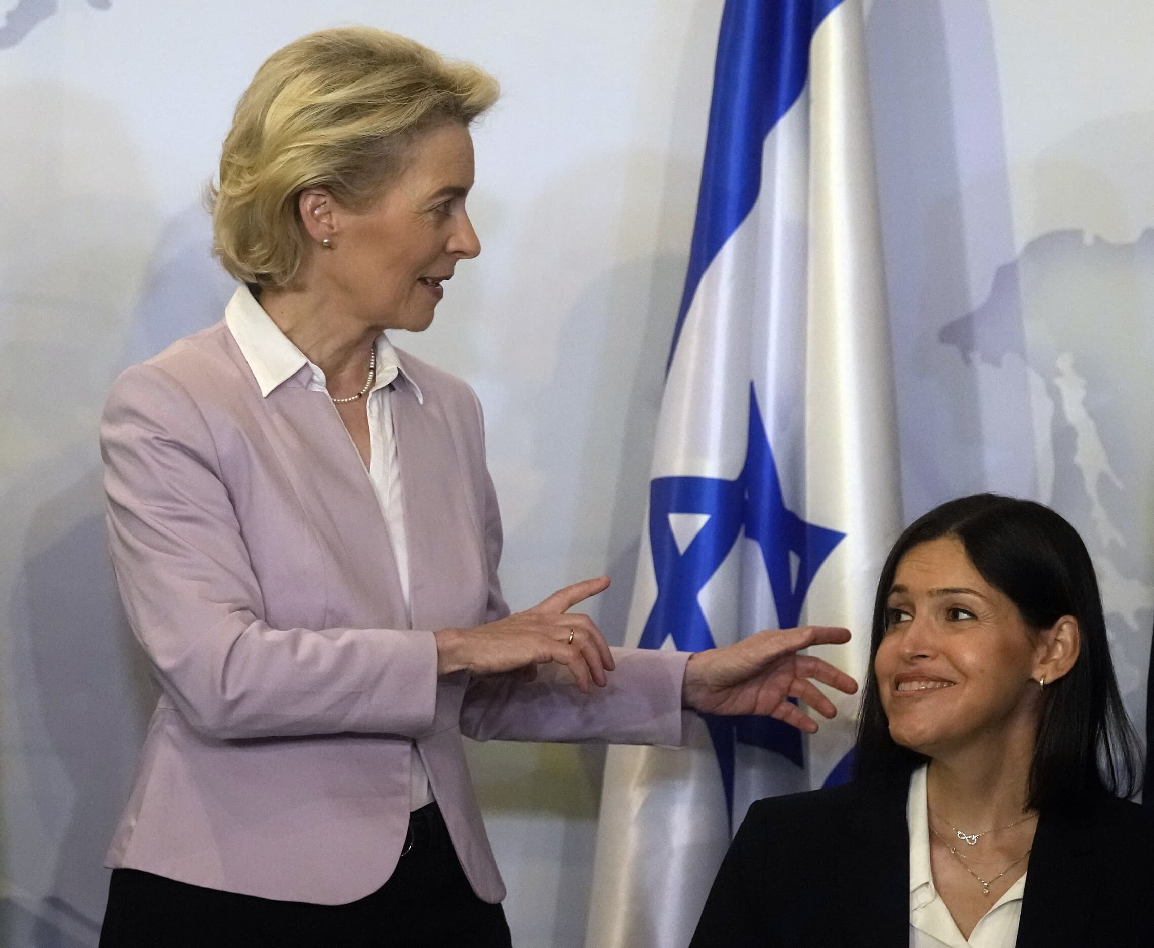 שרת האנרגיה קארין אלהרר נפגשת עם נשיאת נשיאת נציבות האיחוד האירופי, אורסולה פון דר ליין, 15 ביוני 2022 (צילום: AP Photo/Amr Nabil)