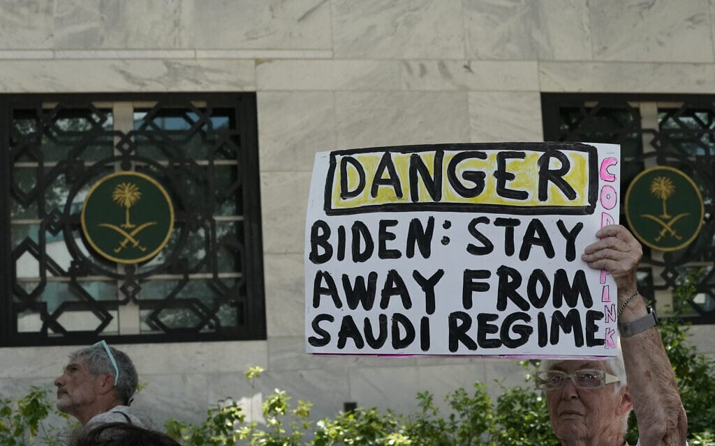 מחאה ליד שגרירות ערב הסעודית בוושינגטון, ארה&quot;ב, הקוראת לג&#039;ו ביידן לא לחמם את היחסים עם סעודיה, 15 ביוני 2022 (צילום: AP Photo/Gemunu Amarasinghe)