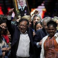 מועמד השמאל וחבר מחתרת M-19 לשעבר, גוסטבו פטרו, חוגג את בחירתו לנשיא קולומביה, 19 ביוני 2022 (צילום: AP Photo/Fernando Vergara)