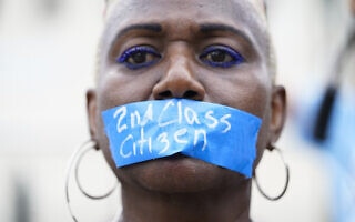 "אזרחית סוג ב'": מפגינה אמריקאית נגד ביטול הזכות להפלות, 24 ביוני 2022 (צילום: AP Photo/Jacquelyn Martin)