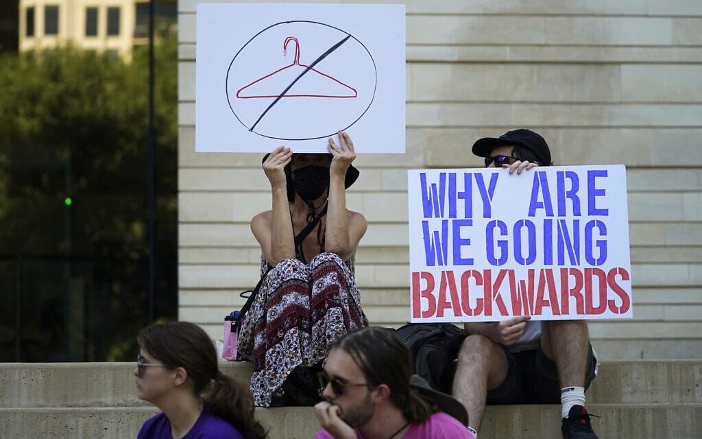 הפגנה מחוץ לבית המשפט הפדרלי באוסטין, טקסס, אחרי החלטת העליון להפוך את פסק דין רו נגד וייד, 24 ביוני 2022 (צילום: AP Photo/Eric Gay)