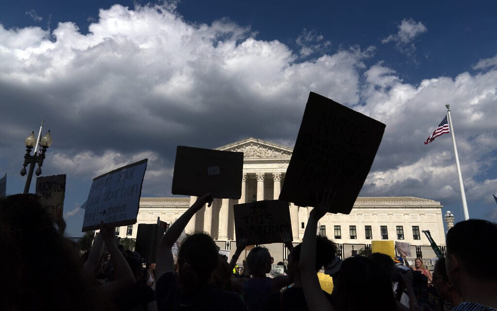 הפגנה מחוץ לבית המשפט העליון בוושינגטון הבירה אחרי החלטת העליון להפוך את פסק דין רו נגד וייד, 25 ביוני 2022 (צילום: AP Photo/Jose Luis Magana)