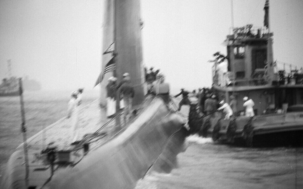 האדמירל היימן ריקובר עולה על הנאוטיליוס בנמל ניו יורק, 25 באוגוסט, 1958 (צילום: AP)