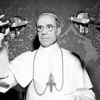 האפיפיור פיוס ה־12 במהלך שידור רדיו מהוותיקן, נובמבר 1947 (צילום: AP Photo/Luigi Felic)