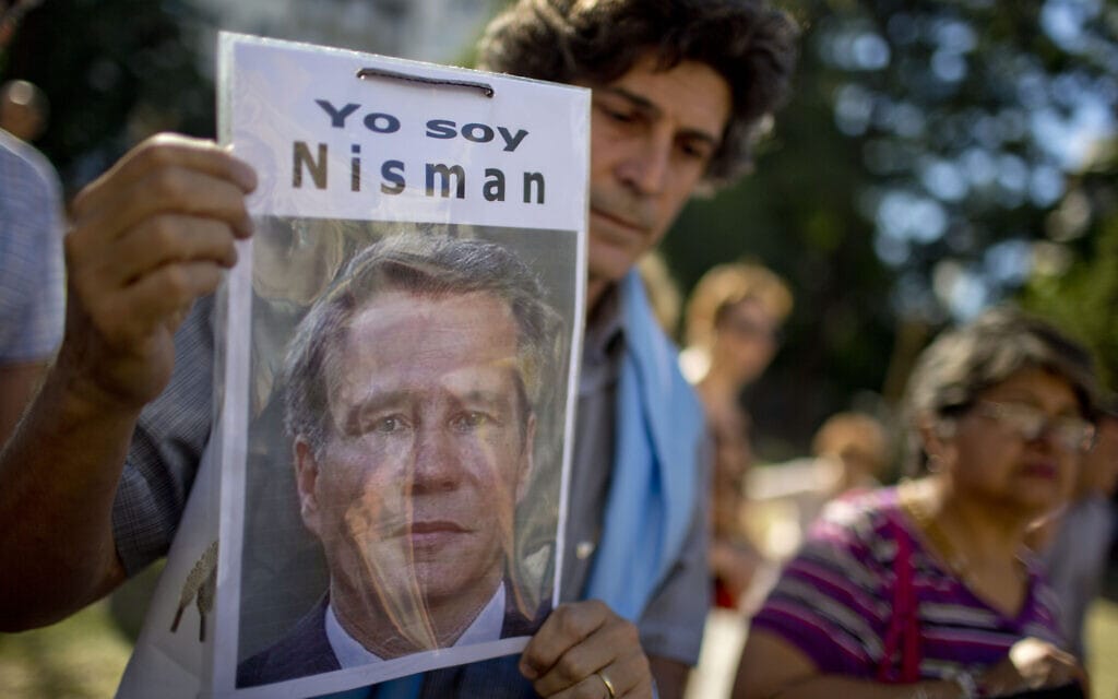 מפגין מחזיק שלט &quot;אני ניסמן&quot; בהפגנה לחקירת מותו של אלברטו ניסמן, בואנוס איירס, 18 במרץ 2015 (צילום: AP Photo/Natacha Pisarenko, File)