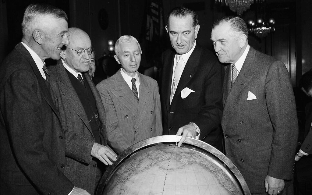 לינדון ג&#039;ונסון, אז סנאטור, מצביע על הקוטב הצפוני. האדמירל היימן ריקובר (במרכז) 6 בינואר, 1958 (צילום: AP Photo/Henry Griffin)