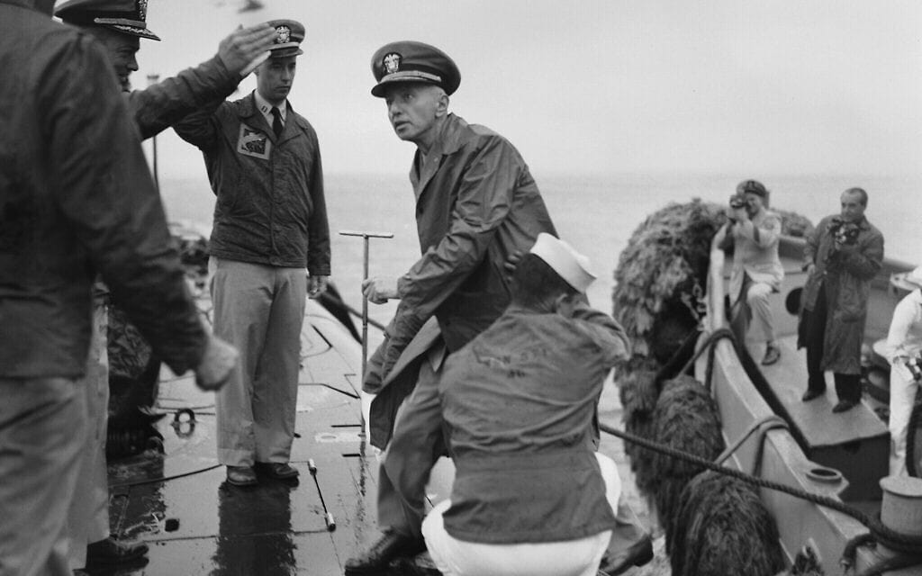 אדמירל היימן ריקובר, אבי הצוללות הגרעינית, עולה על הנאוטיליוס בניו יורק, 25 באוגוסט 1958 (צילום: AP Photo/Pool)