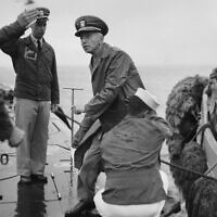 אדמירל היימן ריקובר, אבי הצוללות הגרעינית, עולה על הנאוטיליוס בניו יורק, 25 באוגוסט 1958 (צילום: AP Photo/Pool)