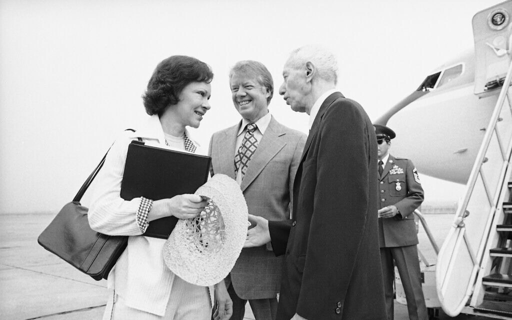 האדמירל היימן ריקובר מברך את נשיא ארצות הברית דאז ג&#039;ימי קרטר ואת הגברת הראשונה רוזלין קרטר בשדה התעופה בברונסוויק, ג&#039;ורג&#039;יה, 27 במאי, 1977 (צילום: AP Photo/Charles Harrity)