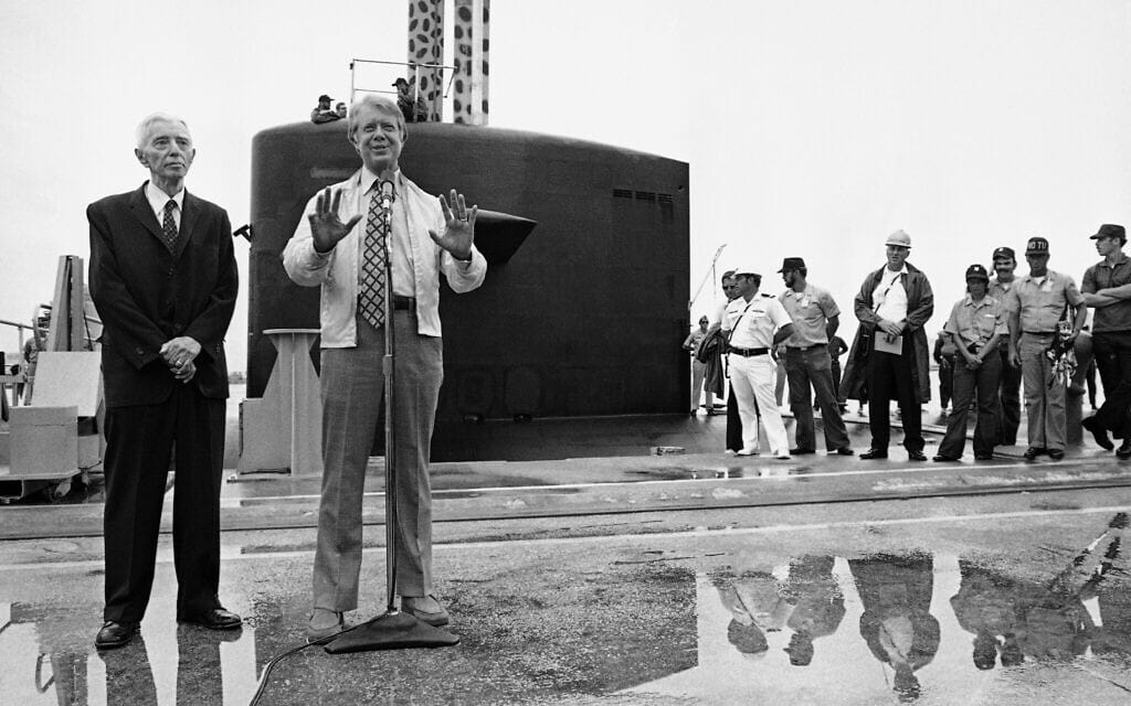 האדמירל היימן ריקובר משמאל) ליד נשיא ארצות הברית דאז ג&#039;ימי קרטר, 28 במאי, 1977 (צילום: AP)
