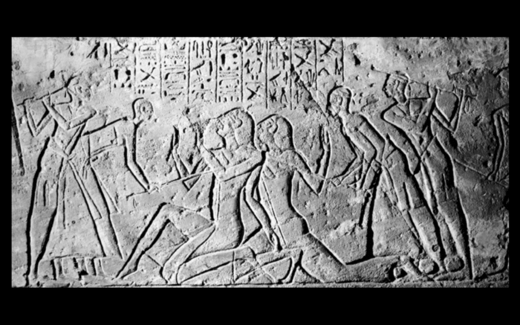 תבליט קיר מצרי המתאר את שני מרגלי השסו שנשבו על ידי צבאו של רעמסס השני בדרכו לסוריה מוכים על ידי חיילים מצרים במהלך קרב קדש. (צילום: ויקיפדיה)