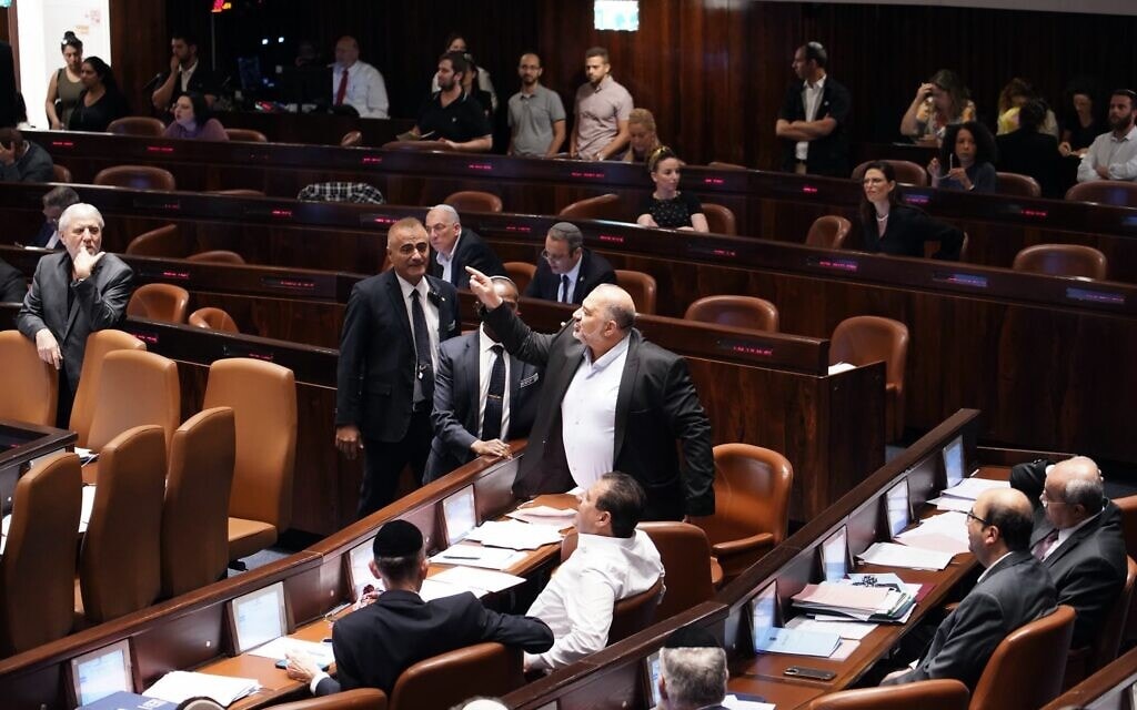 מנסור עבאס צועק על נתניהו במהלך נאומו, 30 ביוני 2022 (צילום: דני שם טוב, דוברות הכנסת)