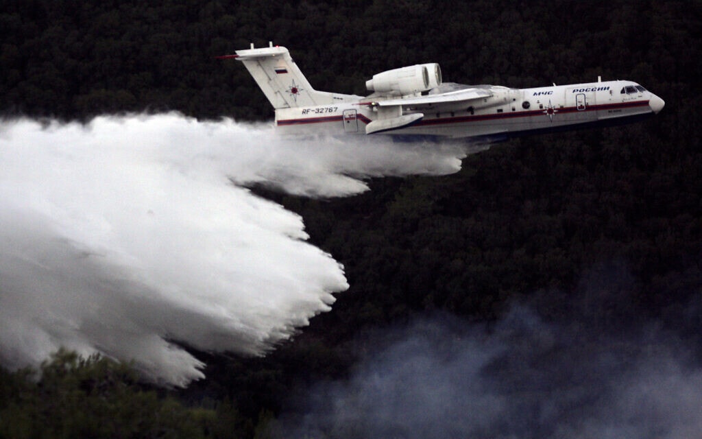 הסופרטנקר מרוסיה מכבה את השרפות ביערות הכרמל, 5 בדצמבר 2010 (צילום: Abir Sultan/FLASH90)