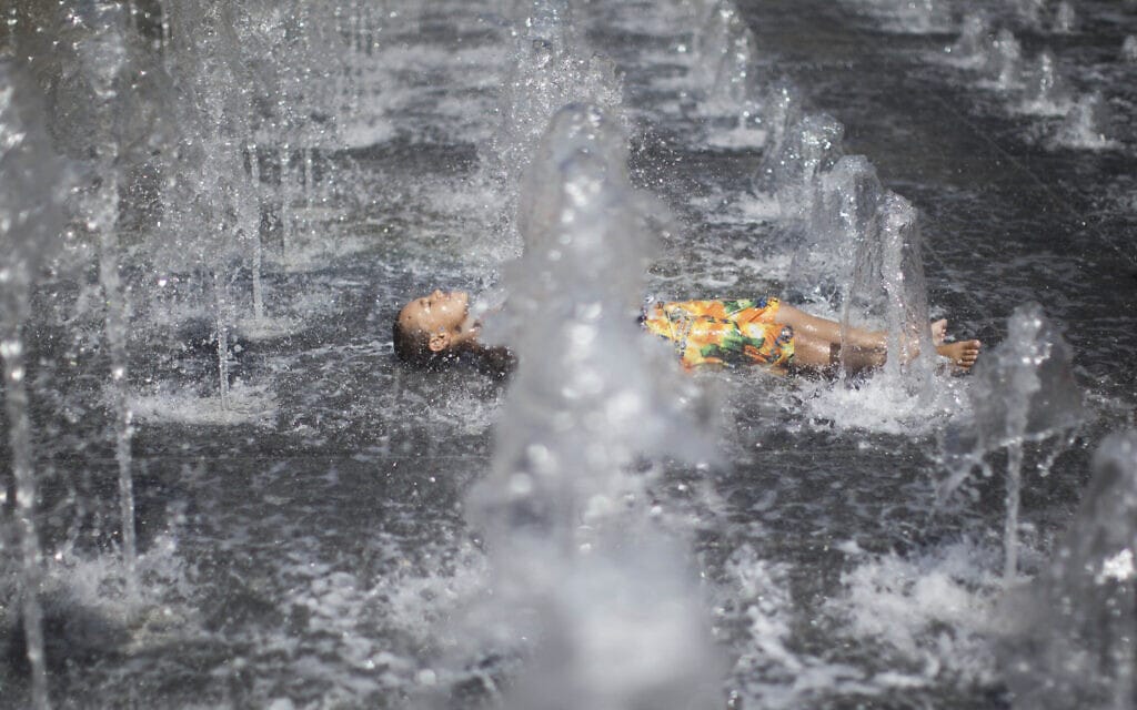 ילדים מתקררים במזרקות מים בירושלים ביום שרבי במיוחד, יולי 2013. למצולם אין קשר לכתבה (צילום: יונתן זינדל/פלאש90)
