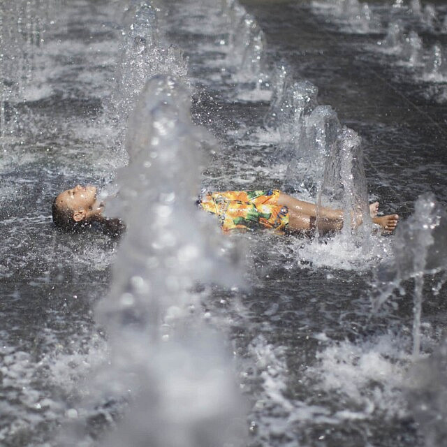 ילדים מתקררים במזרקות מים בירושלים ביום שרבי במיוחד, יולי 2013. למצולם אין קשר לכתבה (צילום: יונתן זינדל/פלאש90)