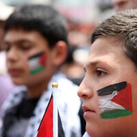 פלסטינים ברמאללה מפגינים ביום הנכבה, 2015 (צילום: STR/Flash90)