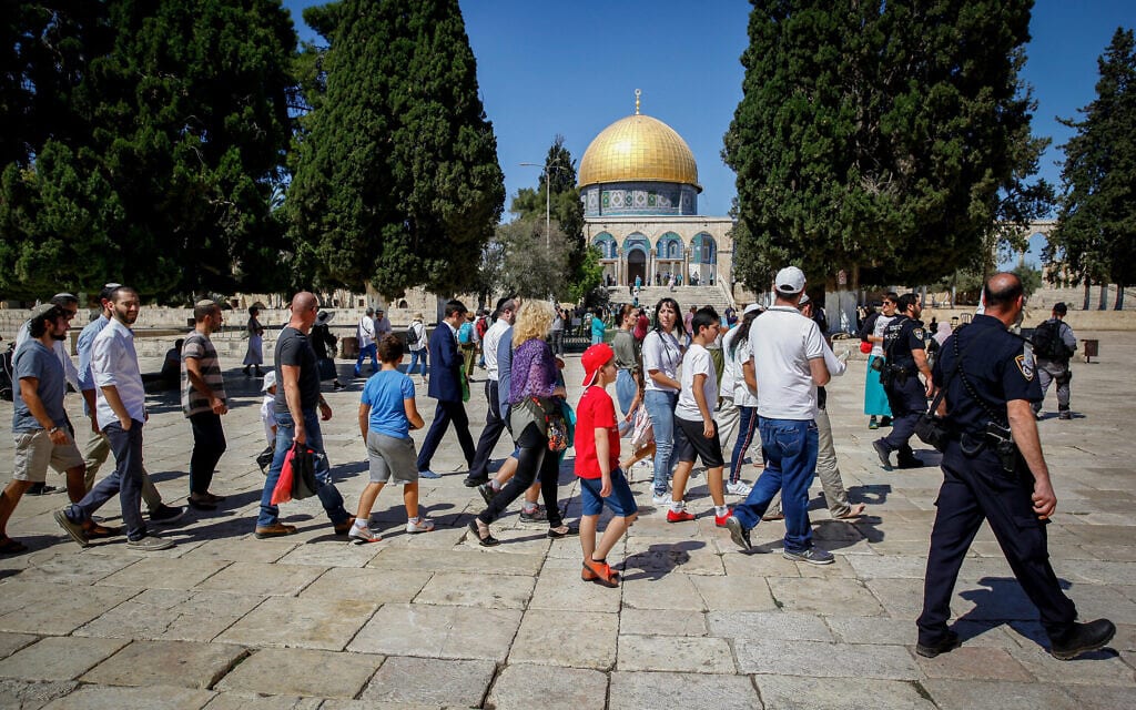 יהודים דתיים בסיור בהר הבית במהלך חג סוכות, 24 בספטמבר 2018 (צילום: סלימאן חאדר/ פלאש 90)