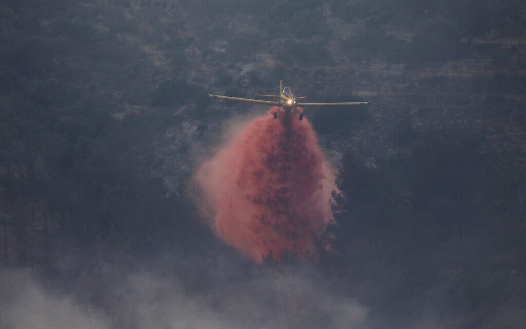 מטוס כיבוי מסוג &quot;אייר טרקטור&quot; מסייע בכיבוי שרפה במושב אבן ספיר, 4 ביוני 2019 (צילום: Noam Revkin Fenton/Flash90)