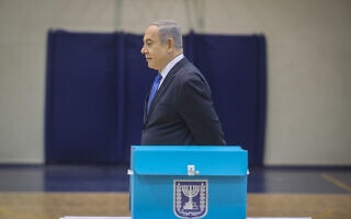 ראש הממשלה בנימין נתניהו ליד הקלפי שבו הצביע בבחירות לכנסת ה-23, 2 במרץ 2020 (צילום: Marc Israel Sellem/POOL)