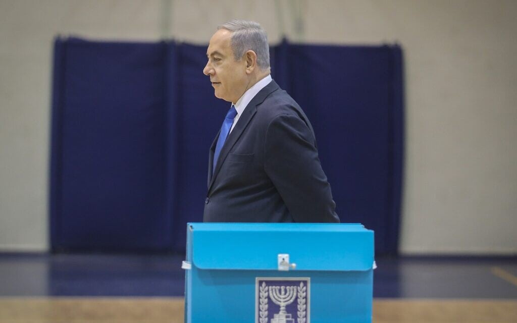 בנימין נתניהו ליד הקלפי שבו הצביע בבחירות לכנסת ה־23, 2 במרץ 2020 (צילום: Marc Israel Sellem/POOL)