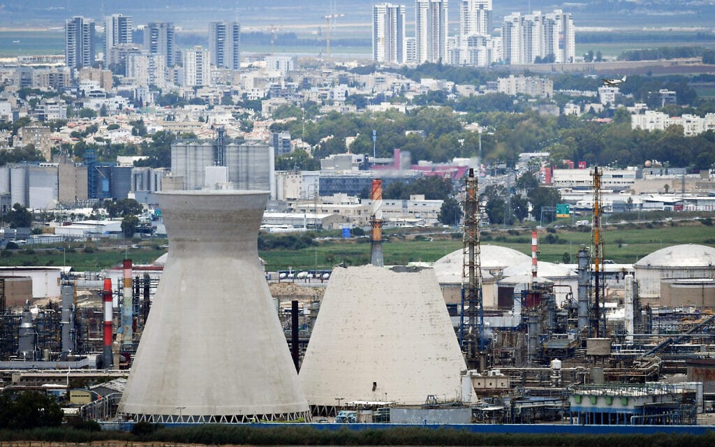מגדלי קירור המים בבית הזיקוק במפרץ חיפה לאחר שאחד מהם התמוטט. יוני 2020 (צילום: Meir Vaknin/Flash90)