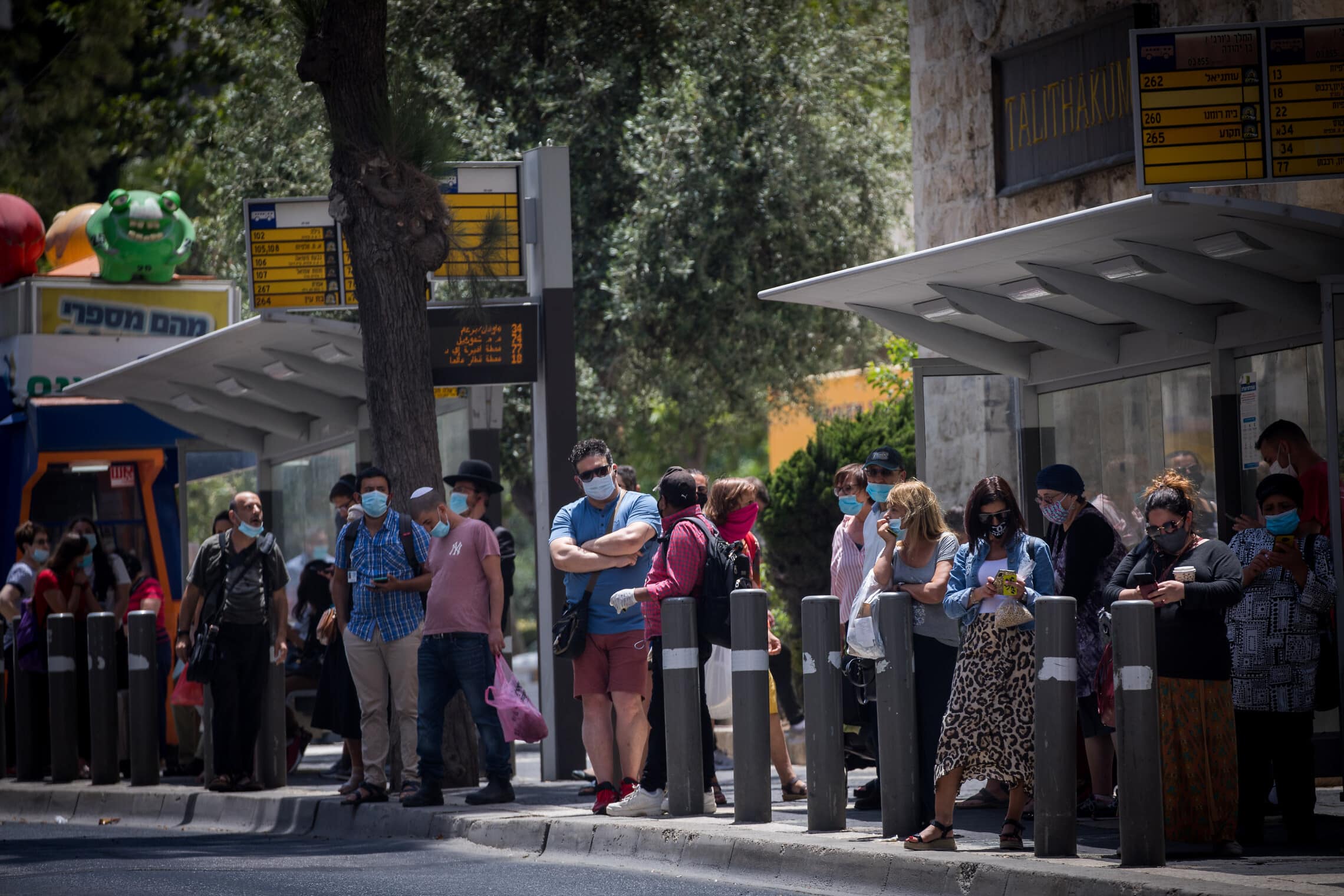 נוסעים ממתינים לאוטובוס בתחנה במרכז ירושלים, אילוסטרציה (צילום: יונתן זינדל/פלאש90)