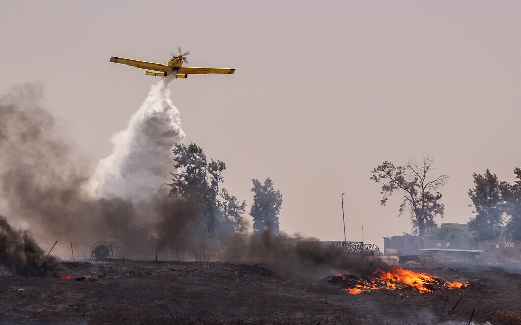 מטוס כיבוי מכבה שרפה ליד המושב קדמה, 31 במאי 2021 (צילום: Gershon Elinson/Flash90)