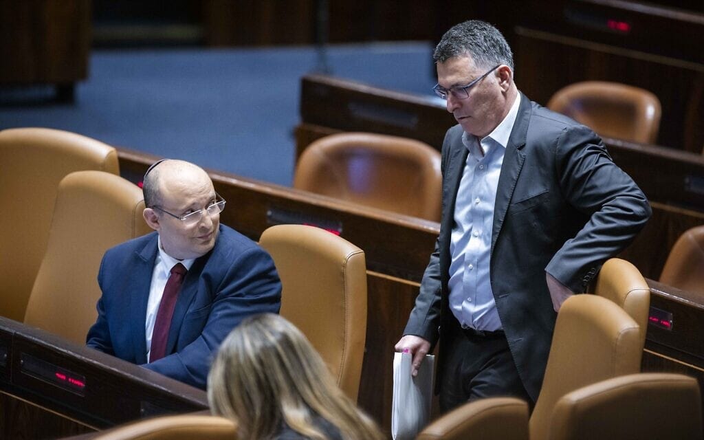 שר המשפטים גדעון סער וראש הממשלה נפתלי בנט במליאת הכנסת, 11 במאי 2022 (צילום: אוליבייה פיטוסי/פלאש90)